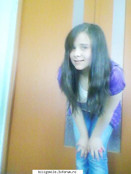 incep eu :d 
deci asa arat eu:)
nu's prea draguta, dar nimeni nu'i perfect corect? poze cu noi